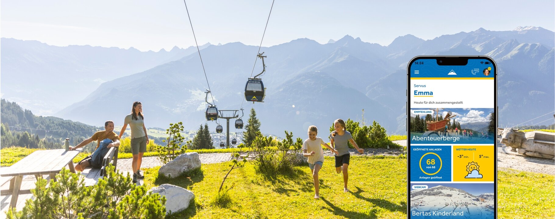Children playing in the Summer Fun Park in Serfaus-Fiss-Ladis while parents sit on a bench, with a depiction of the mySFL app | © Serfaus-Fiss-Ladis Marketing GmbH | Daniel Zangerl