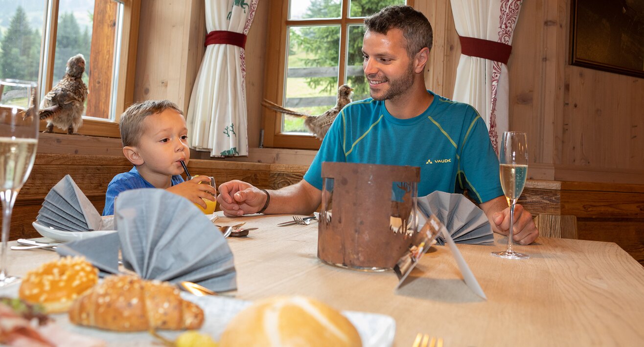 Hütten-Brunch im Serfauser Leithe Wirt | © Seilbahn Komperdell GmbH | Andreas Kirschner Bergrestaurant Leithe Wirt Einkehr Sommer Brunch am Sonntag in Serfaus-Fiss-Ladis in Tirol | © Seilbahn Komperdell GmbH | Andreas Kirschner